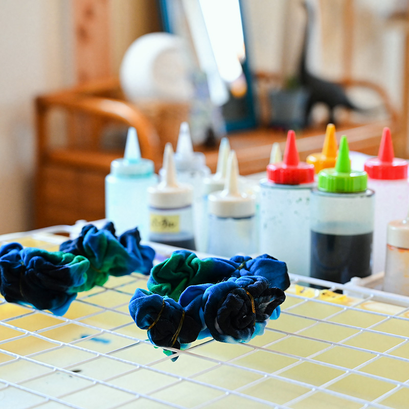 タイダイ染めの作業